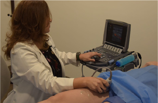 Dra. Verónica Fraire realizando estudio de Eco Doppler a paciente