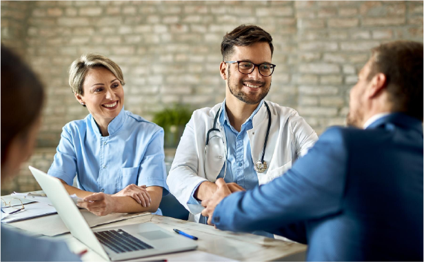 Médicos especialistas en reunión con compañía aseguradora para brindar solución a pacientes.