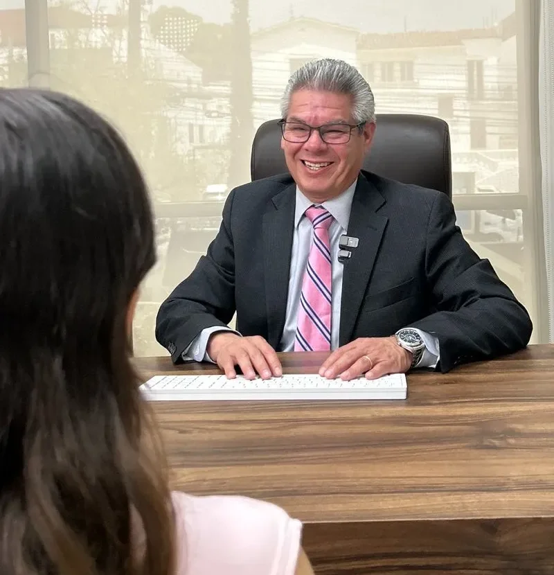 Dr. Gerardo Saldaña atendiendo a paciente en su clínica de várices Veinco.